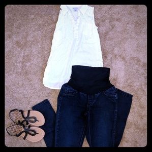 Sleeveless white maternity shirt
